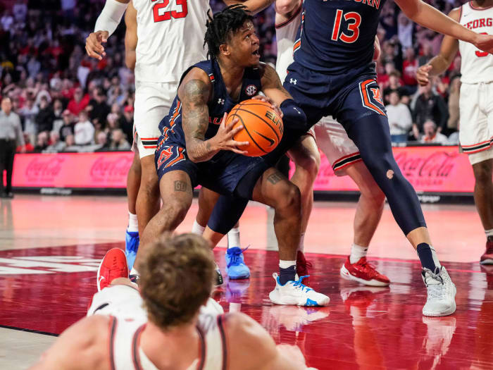Auburn's Wendell Green Jr. goes up for the winning basket